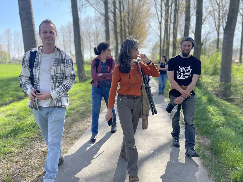 Participants en visite guidée le long d'une allée bordée d'arbres à Schijndel